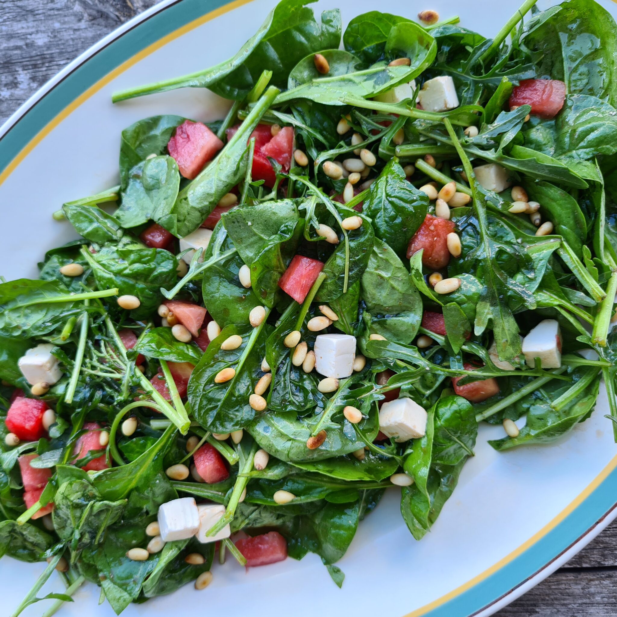 Mix salat med olieeddikedressing. Tutti mad